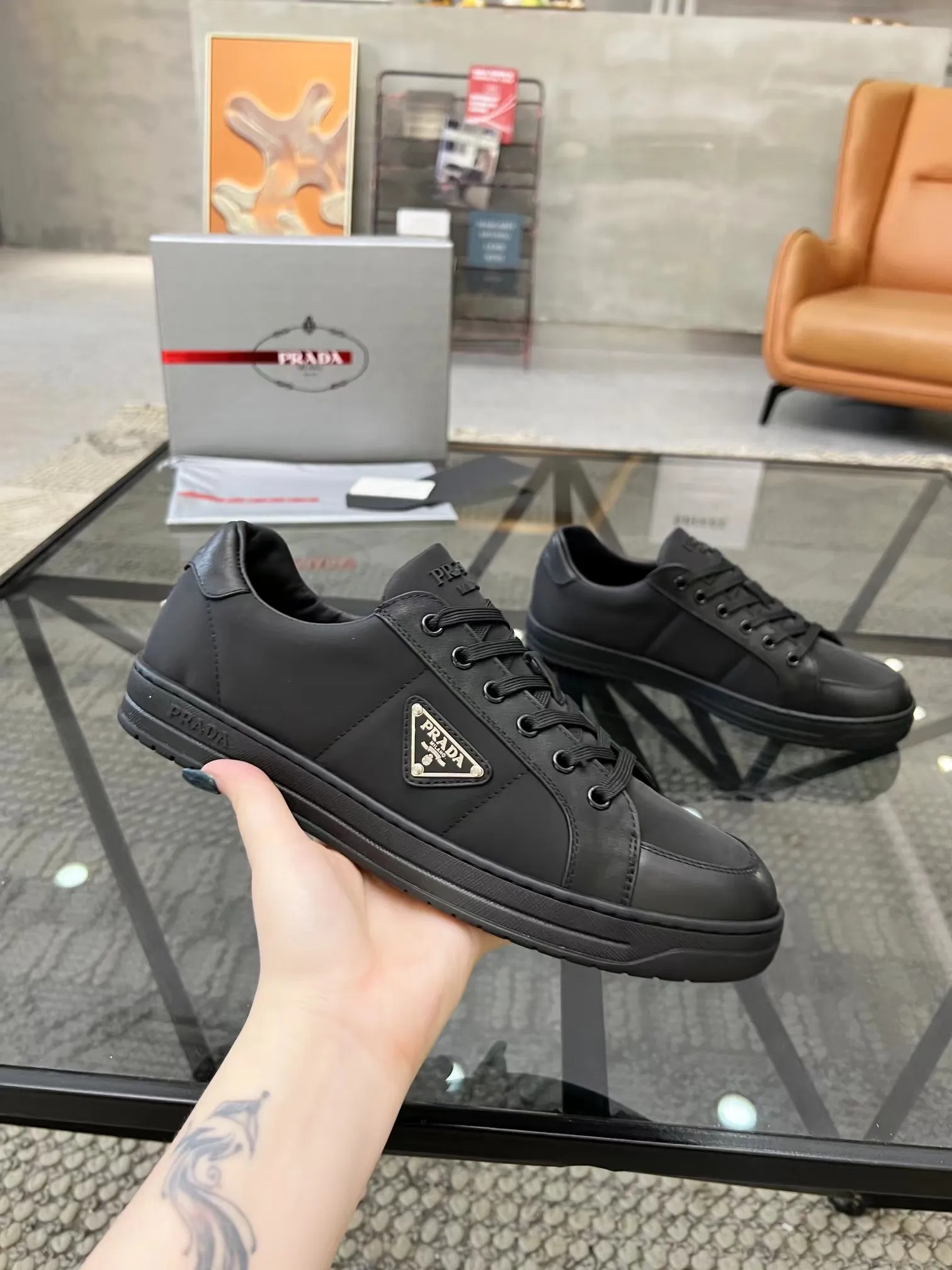 P380 38-45 Prada Prada’s new men’s leather sneakers, the highest version on the market, any comparison is welcome🆚! The original leather has excellent texture and is super high-end! Fetal sheep net lining imported from Italy, removable pad! Luxurious materials and fine workmanship, highly recommended!